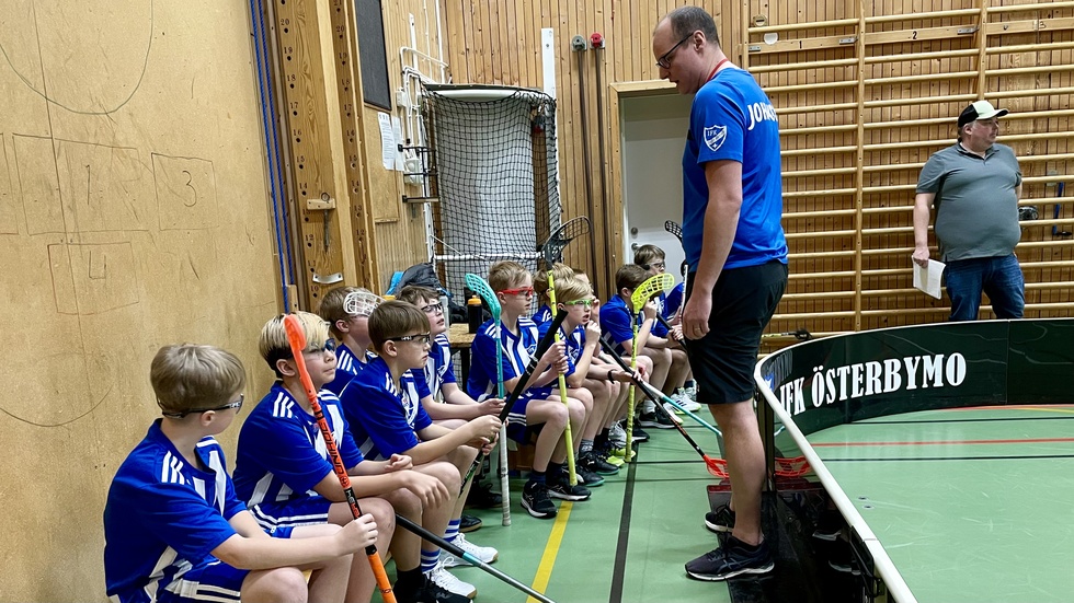 Kontineuerliga byten under matchen gav alla möjlighet att både spela och vila. Ledaren Sakarias Johansson snackar med spelarna i laget.