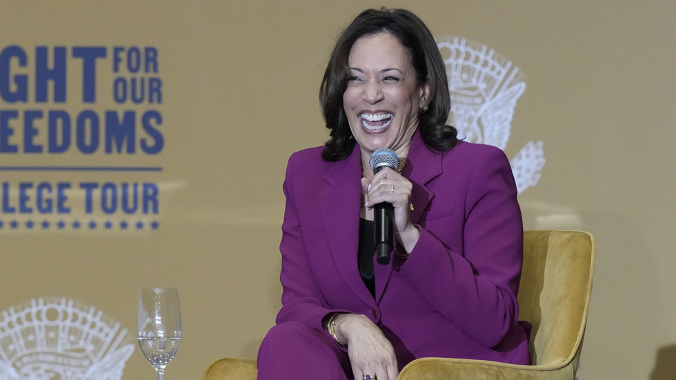 Presidentkandidaten Kamala Harris kritiseras av hennes politiska motståndare för att hon skrattar. Samtidigt får andra kvinnliga politiker kritik för att de är för tråkiga. Kvinnor i politiken kan helt enkelt inte göra rätt.