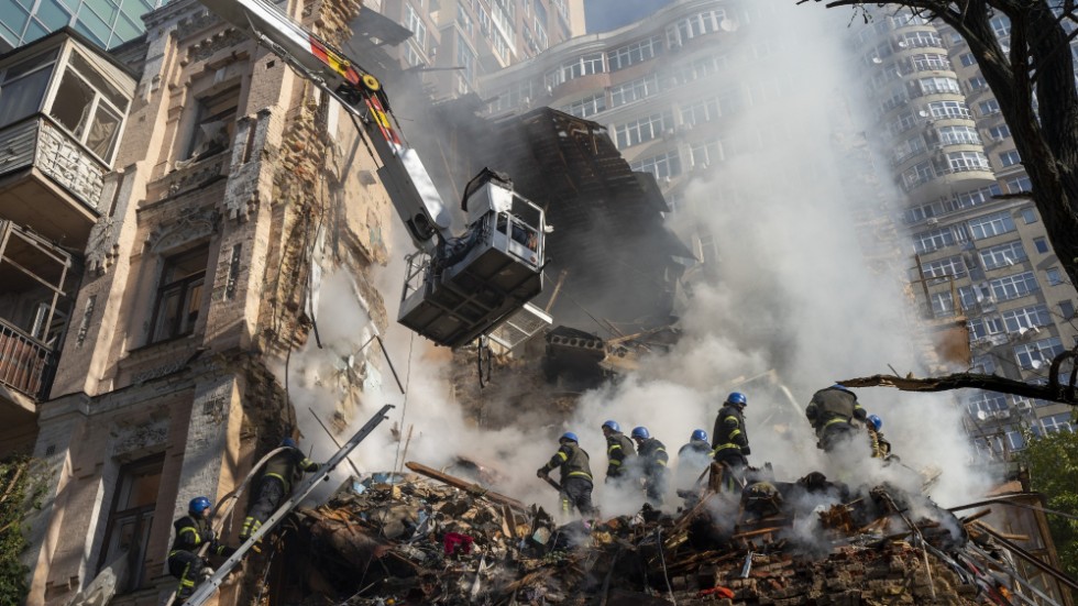 Brandmän arbetar vid ett bostadshus i Kiev som träffats av en drönare i måndags.