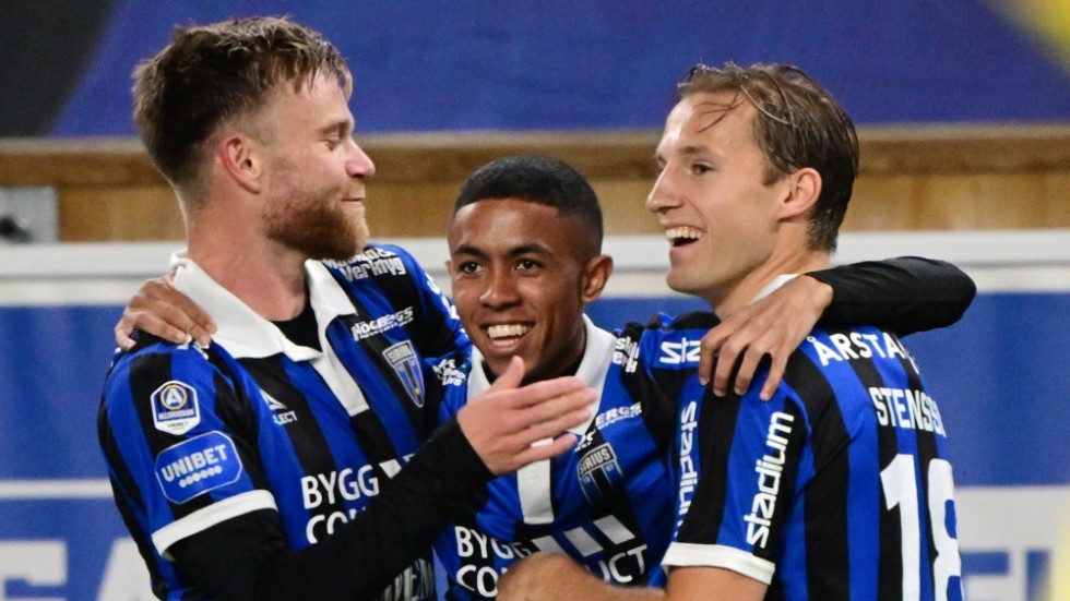 Siriusjubel. Tashreeq Matthews (mitten) grattas av Filip Rogic (till vänster) och Daniel Stensson efter sitt 2–0-mål mot IFK Norrköping.