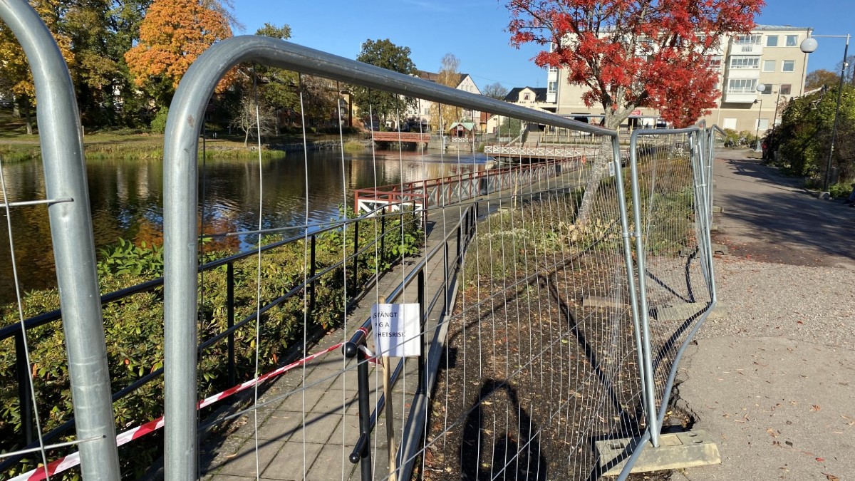 Träbryggan vid ån avstängd: 