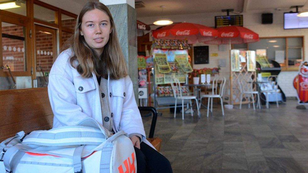 Julia Arvidsson reser regelbundet minst en gång i månaden mellan Linköping och Vimmerby. "Det blir extra tråkigt med en prishöjning när det är många inställda tåg som ersätts med buss", tycker hon.