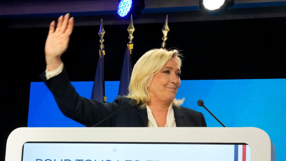 Marine Le Pen vinkar till sina supporters på valvakan. Hon förlorade mot Macron men gjorde ett klart bättre val än 2017. Då vann Macron med 10 miljoner röster. I år var segermarginalen fem miljoner röster. Starkt av Macron att vinna. Men nu behöver han försöka se till att utöka marginalerna. 