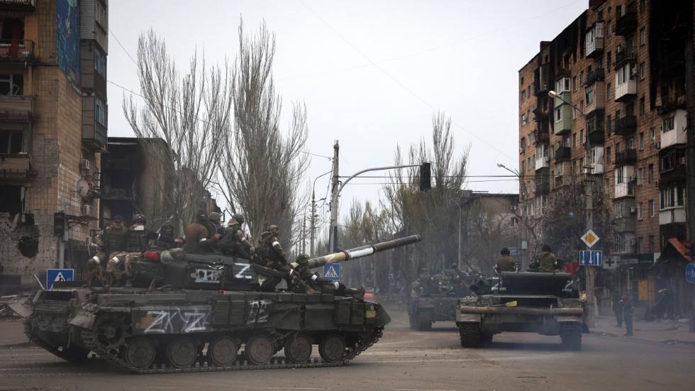 Ryska stridsvagnar kör genom den belägrade hamnstaden Mariupol.