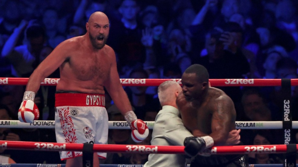 Tyson Fury jublar efter att ha utdelat det avgörande slaget mot landsmannen Dillian Whyte på Wembley i London.