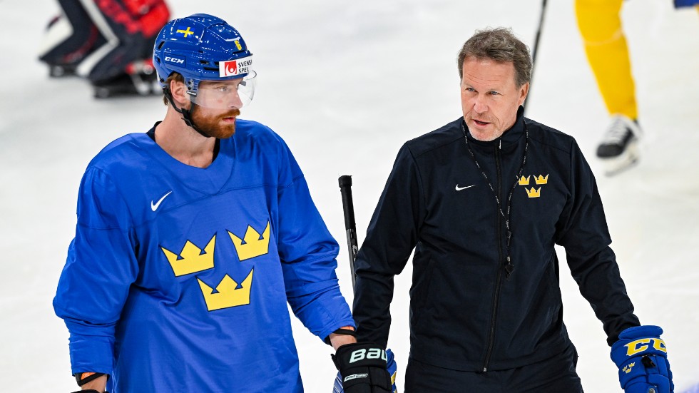Johan Garpenlöv samspråkar med NHL-backen Adam Larsson under Tre Kronors första träning i VM-staden Tammerfors.