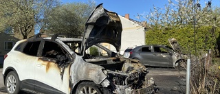 Bilar i lågor nära radhus – polisen misstänker att branden var anlagd