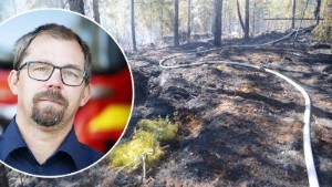 Styrkor från Åker och Mariefred kämpade mot skogsbranden – MSB hämtade specialutrustning i Strängnäs