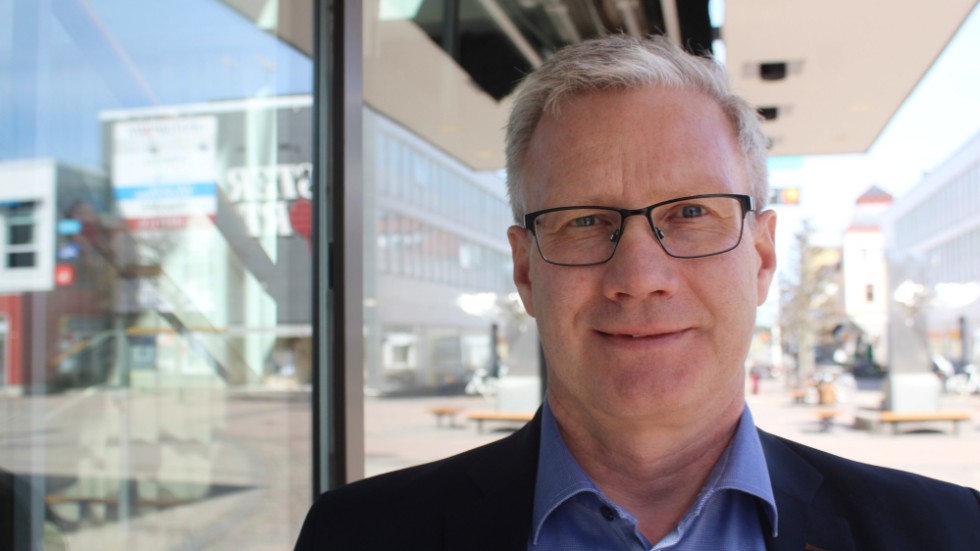 Tjustbygdens Sparbanks vd, Mats Hasselqvist, blir ordförande i de kommunägda bolagen Västerviks Miljö och Energi AB och Västerviks Kraft AB. Men han saknar partibeteckning, vilket förbryllar skribenten.