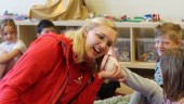 Oväntad metod när Johanna lär barn i Västervik borsta tänderna