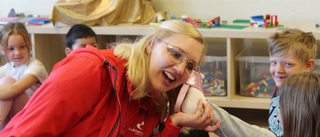 Oväntad metod när Johanna lär barn i Västervik borsta tänderna