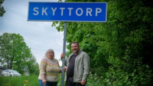 Mor och son skrev låt för att hylla sitt Skyttorp: "Hoppas på ett lyft"