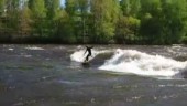 Film: Se hur Umeåbon surfar på vårfloden • ”Ger en speciell känsla”