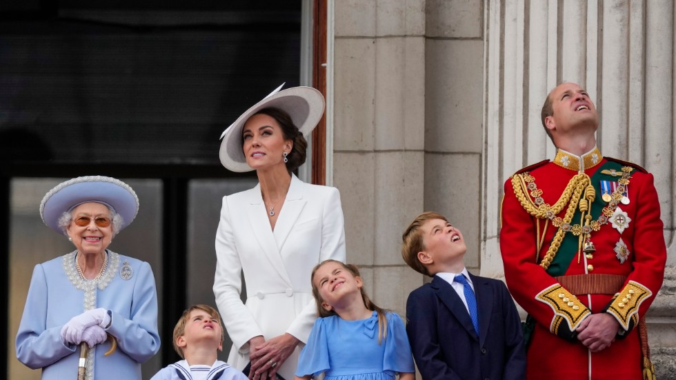 Jubilerande drottning Elizabeth med prins Louis, hertiginnan av Cambridge Kate, prinsessan Charlotte, prins George och prins William, på Buckingham Palace berömda balkong, på torsdagen.