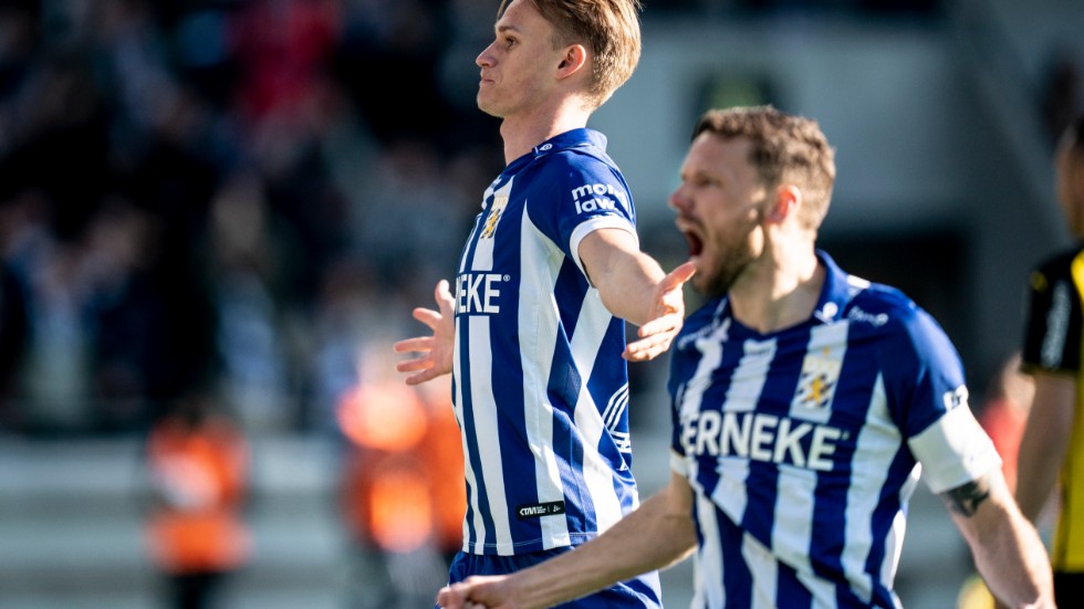 Oscar Vilhelmsson och Marcus Berg jublar över 1–0-målet.