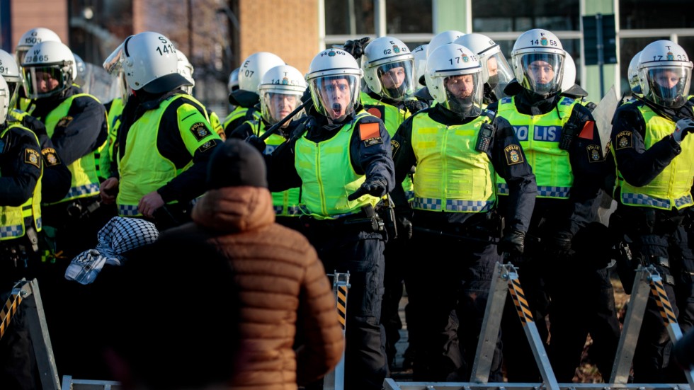 Poliser motar bort motdemonstranter vid Sveaparken i Örebro. Arkivbild.