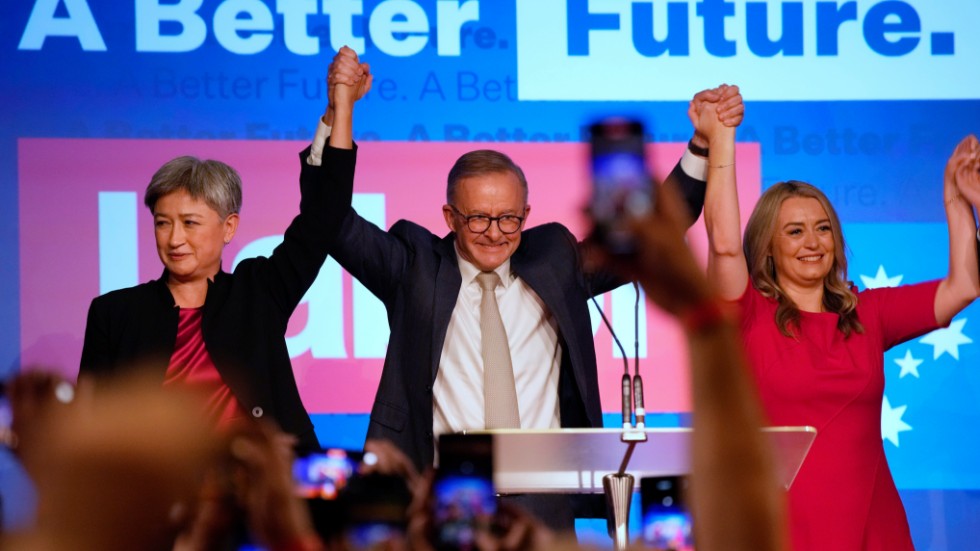 Socialdemokraten Anthony Albanese (i mitten på bilden) blir ny premiärminister i Australien.