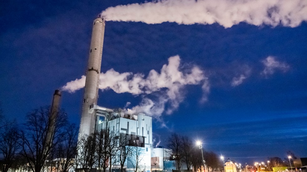 Kraftvärmeverken spelar en viktig roll i det svenska energisystemet, men ändå vill regeringen höja avfallsförbränningsskatten. 