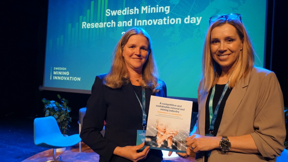 Jenny Greberg och Katarina Nilsson, FoI-ansvarig på Svemin (gruvornas branschorganisation), håller i den nya FoI-agendan.