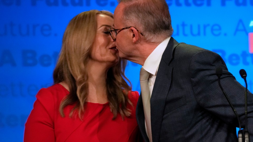 Australiens kommande premiärminister Anthony Albanese kysser sin flickvän Jodie Haydon efter att ha utropat sig till valets segrare.