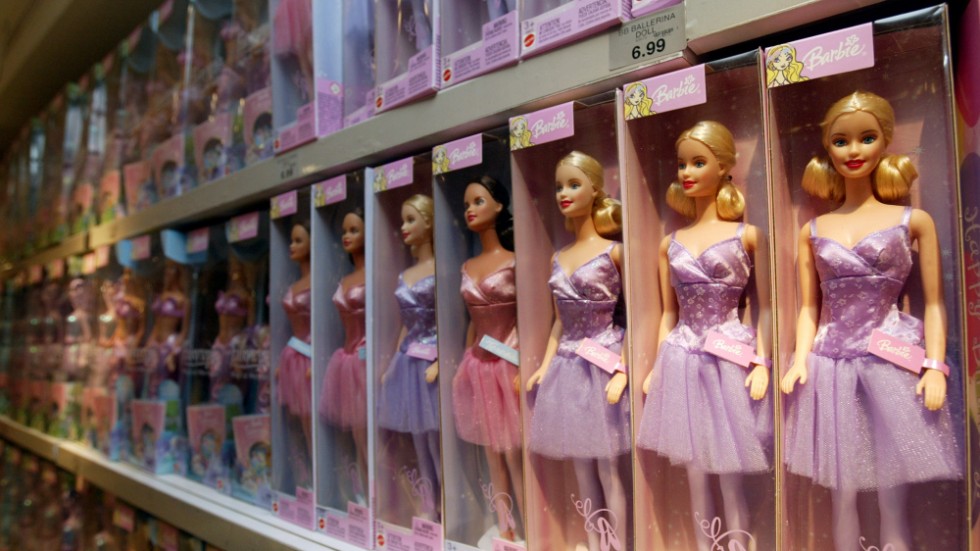 En rad med Barbiedockor i en amerikansk leksaksbutik. Dockorna på bilden har ingen koppling till artikeln. Arkivbild.