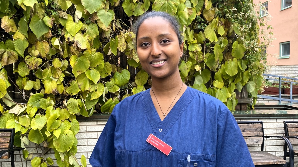 Arij Ismael Ahmed, 23, jobbar som vårdbiträde på Kvarnbacken. Hon började som språkpraktikant för två år sedan och övade svenska både med personalen och de äldre. Hon blev kvar efter praktiken. 