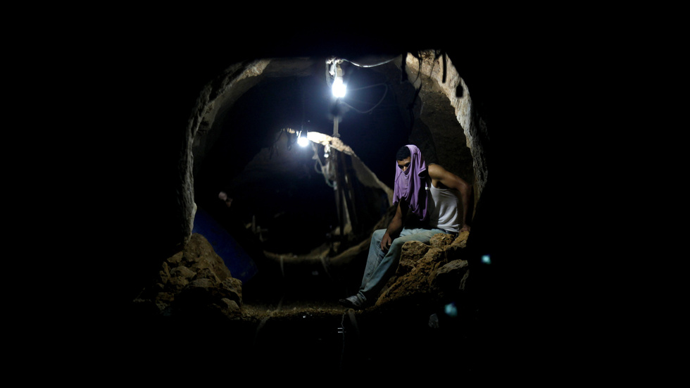 En palestinier vilar inuti en tunnel i gränsstaden Rafah, intill Egypten. Tunneln användes för smuggling. Arkivbild från 2013.
