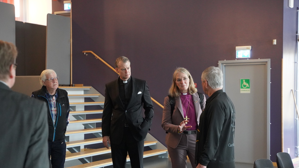 Innan mötet med eleverna gick biskop Marika en rundtur på Bildningen tillsammans med kyrkoherden Per Österlund (närmat biskopen) och kyrkorådets ordförande Gösta Johansson. 