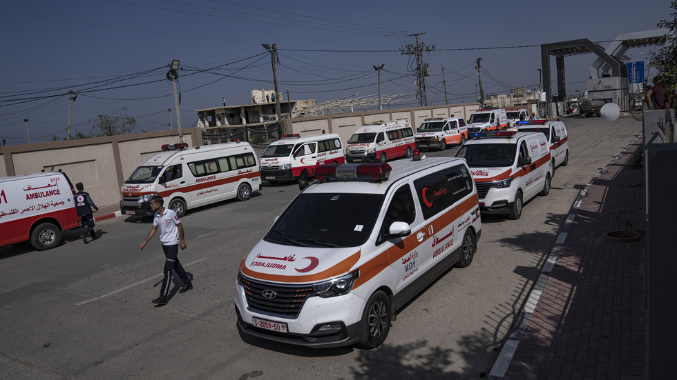 Ambulanserna radar upp sig vid gränsövergången Rafah.