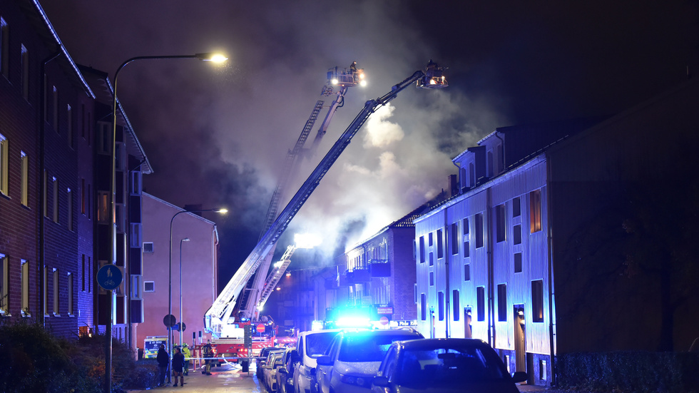Räddningstjänsten på plats vid vindsbrand i i flerfamiljshus i Eskilstuna. Larmet kom vid tvåtiden natten mot onsdagen.