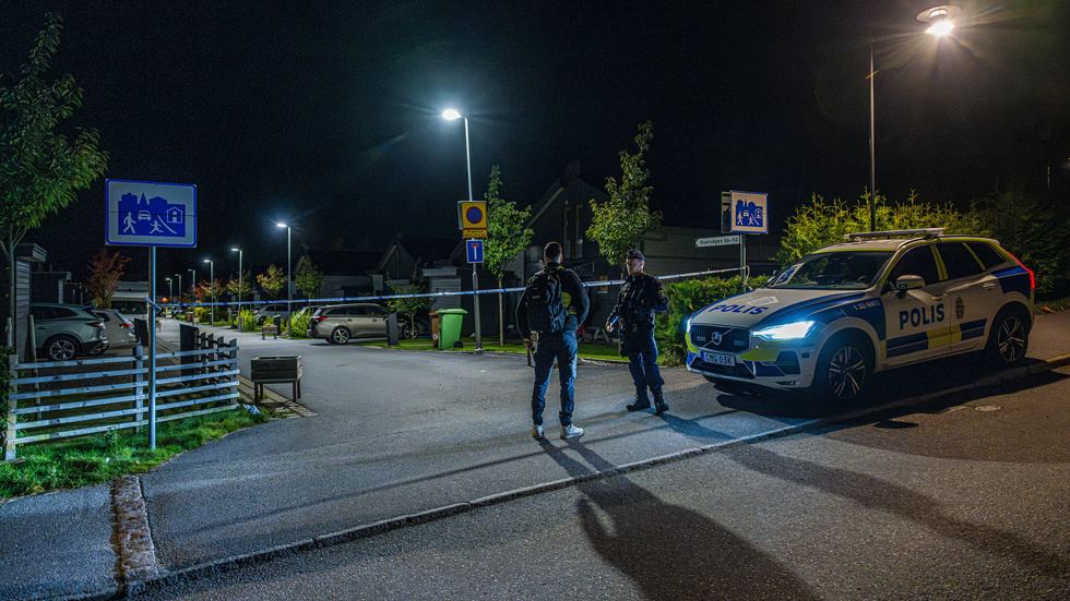 Två personer sköts i en villa i Tullinge i Botkyrka söder om Stockholm.