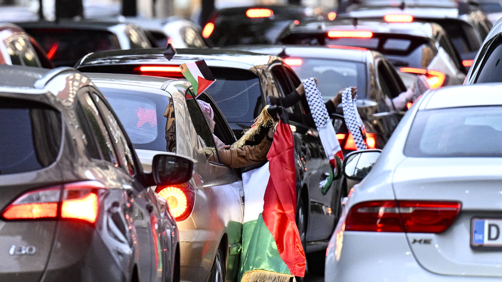 Det viftades med palestinska flaggor vid en bilburen manifestation i centrala Malmö i söndags kväll.