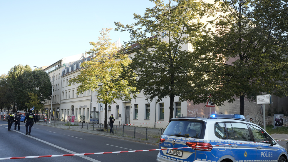Tysk polis utanför den judiska församlingen Adass Jisroels synagoga i centrala Berlin efter nattens attack.
