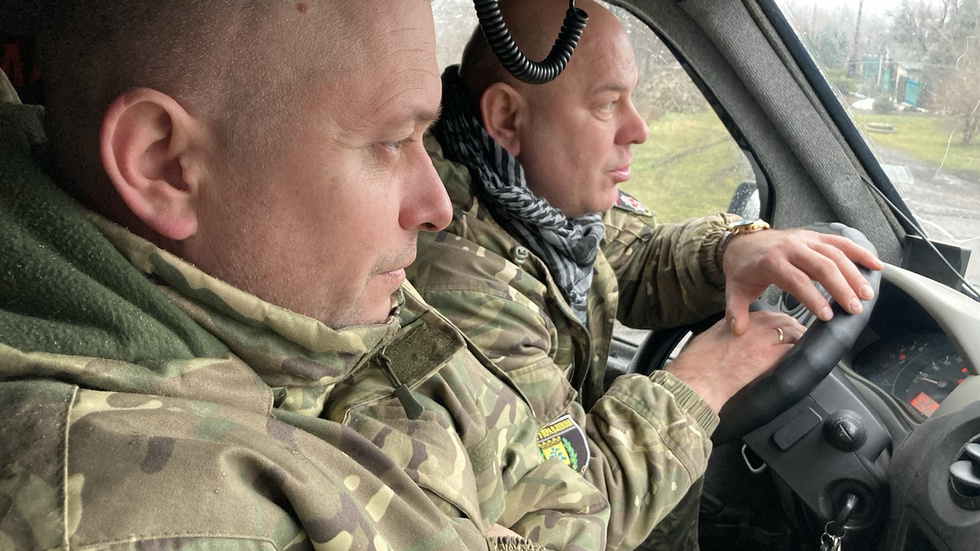 Rustam Lukomskij och Volydymyr Rajvitj tillhör en grupp poliser som utför särskilt riskfyllda uppgifter vid fronten.
