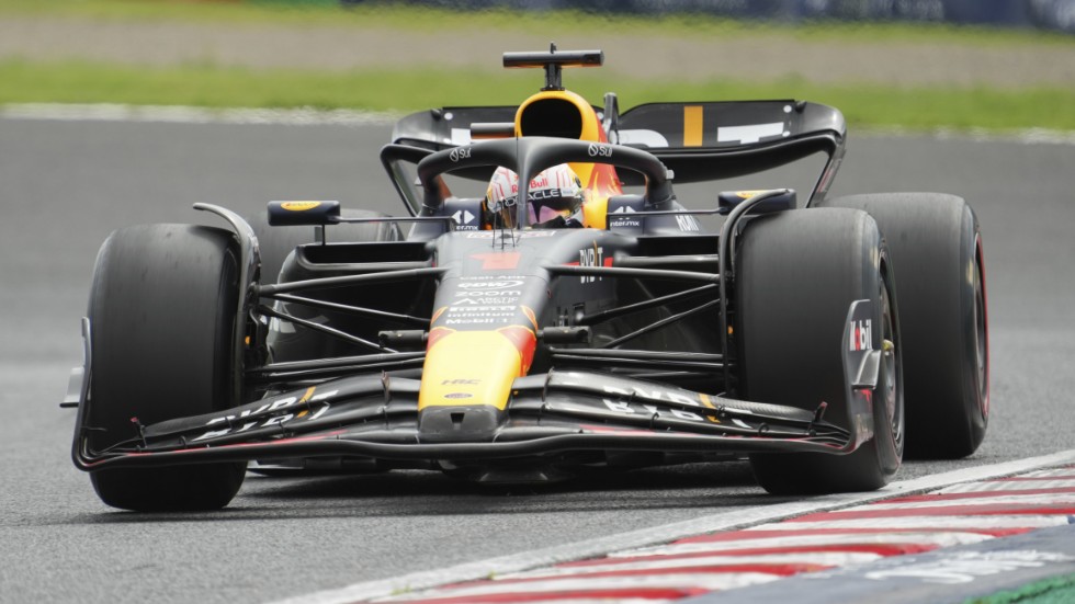 Formel 1-giganten Max Verstappen var snabbast i första träningen på Suzuka-banan.