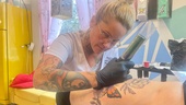 Maria tatuerar gratis – om kunden hjälper klubben