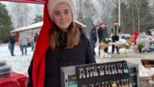 Här säljer Signe, 13, egna smycken på Ryssbergens julmarknad