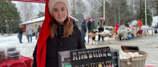 Här säljer Signe, 13, egna smycken på Ryssbergens julmarknad