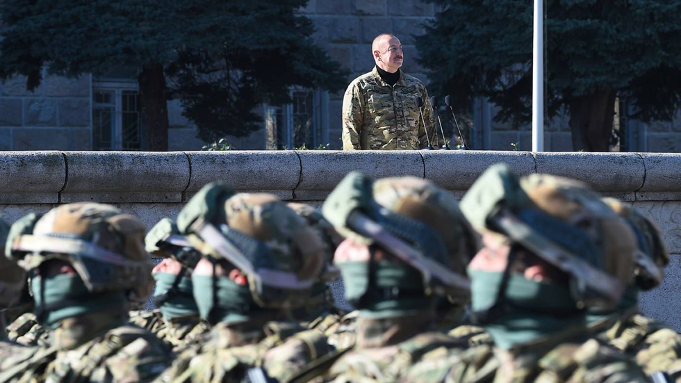 Azerbajdzjans president Ilham Aliyev följer en militärparad i den största staden i Nagorno-Karabach den 8 november. Azerbajdzjaner kallar staden Chankendi och armenier kallar den Stepanakert.