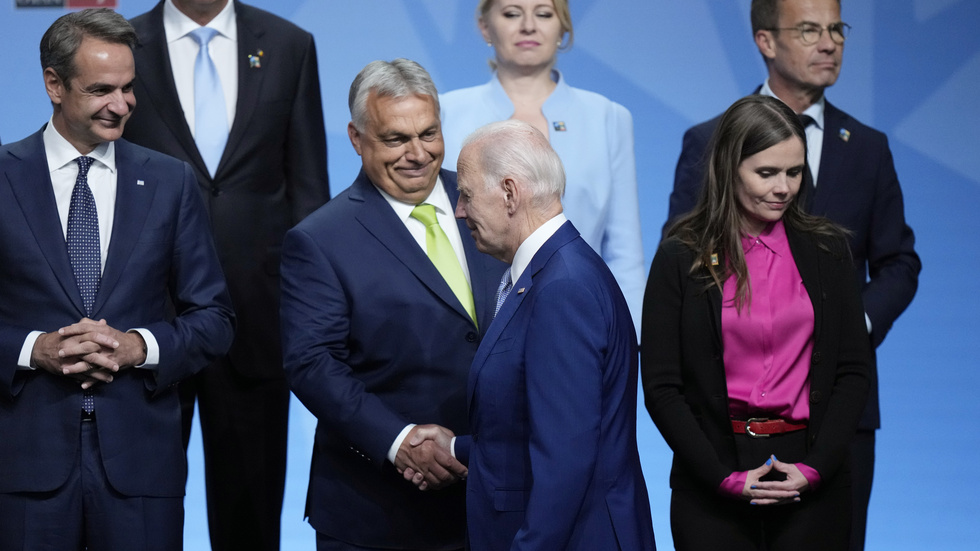 Ungerns Viktor Orban hälsar på USA:s president Joe Biden vid Natos toppmöte i somras. Sveriges statsminister Ulf Kristersson låtsas inte titta på.