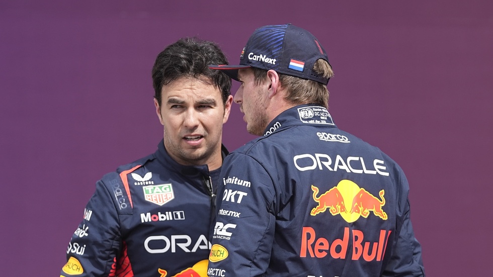 Sergio Pérez, till vänster, hoppas att fansen i Mexiko ska heja på stallkamraten Max Verstappen, till höger, också. Arkivbild.