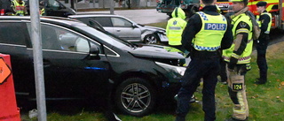 Två personbilar kolliderade i korsning på Arkösundsvägen