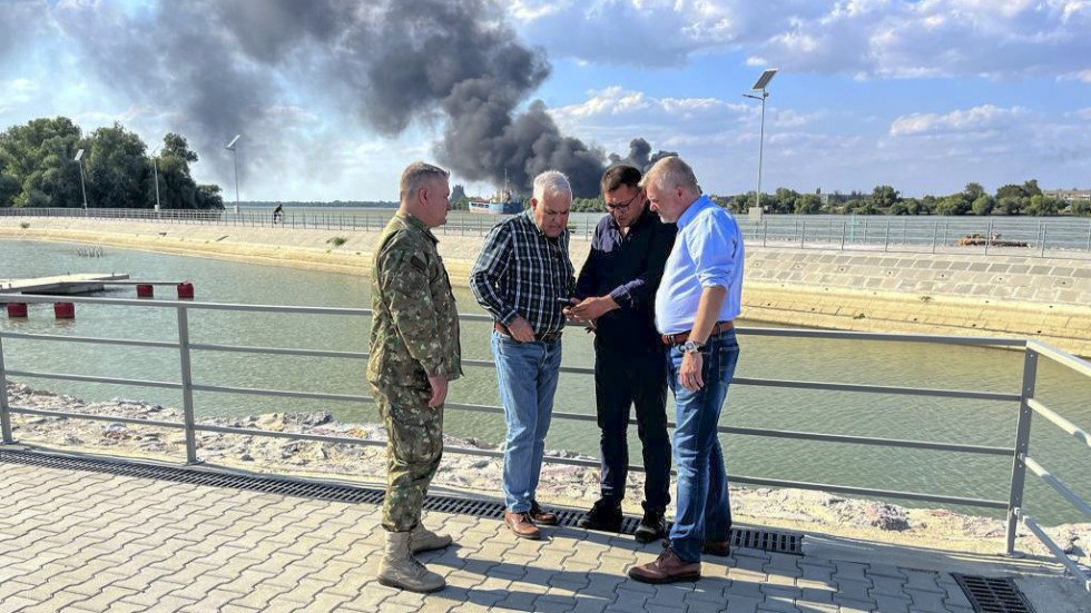 Rumäniens försvarsminister Angel Tilvar på ett besök i Donau-deltat, nära Ukrainas gräns, häromdagen. I området har spillror av ryska drönare hittats.
