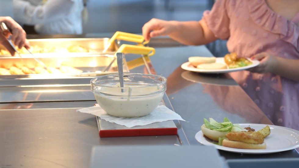 I skolköket på Frödinge skola lagas cirka 130 portioner varje dag. Under onsdagen stod fiskburgare på menyn.