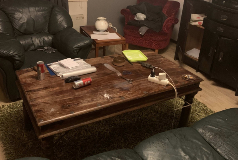 Polisen hittade narkotika på flera ställen i fastigheten. Bland annat var det vitt pulver på soffbordet.