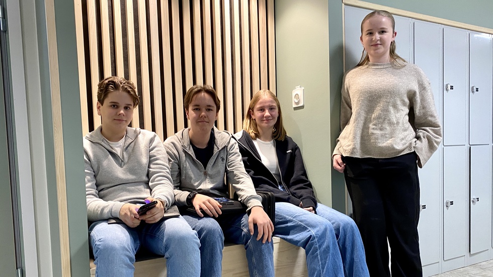 Erik Dahlström, Linus Smith, Linnea Berggren och Filippa Ingesson går i årskurs 8. De uppskattar ladduttaget i korridoren och ladduttagen i elevskåpen.