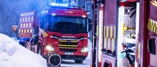Personbil brann med öppna lågor söder om Kåbdalis