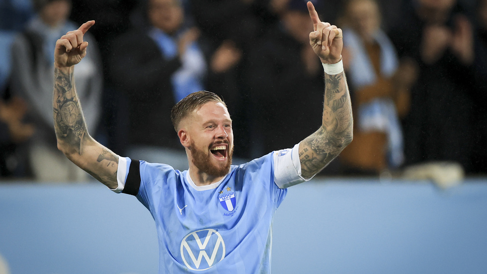 Malmö FF:s lagkapten Pontus Jansson jublar efter 5–0-segern hemma mot Varberg.