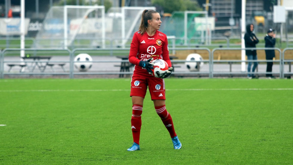 Julia Nyström i Smedbys målvaktsdress. I år blir hon offensiv spelare i IFK Wreta Kloster.
