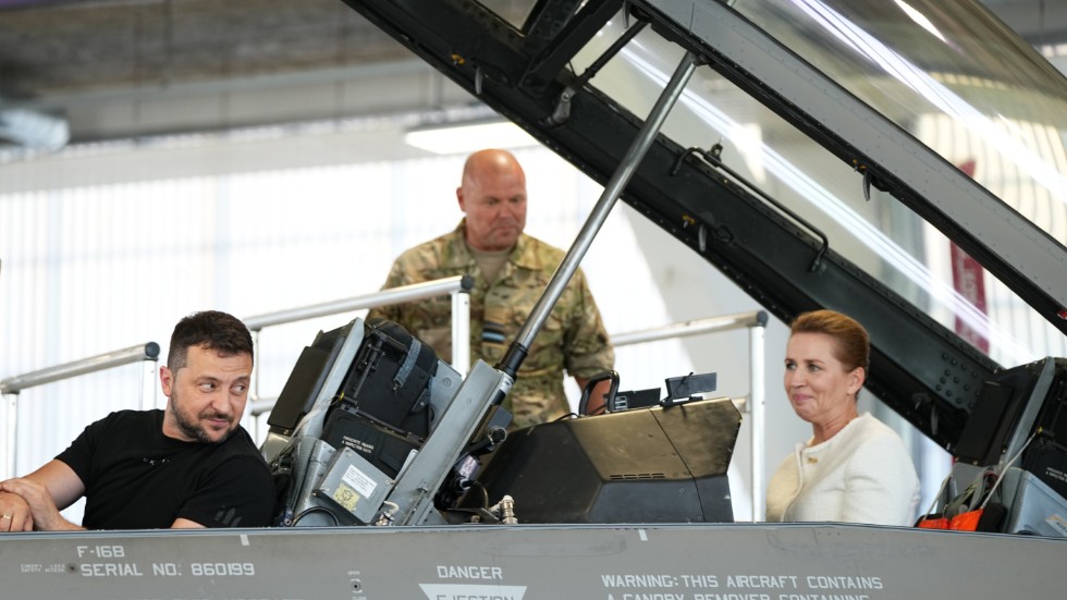 Ukrainas president Volodymyr Zelenskyj och Danmarks statsminister Mette Frederiksen i ett F-16-plan på flygbasen i Danmark.